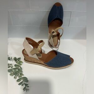 NEW Baretraps Sandals Womens 9 M Odetta Ankle Strap Wedge Slingback Blue Beige